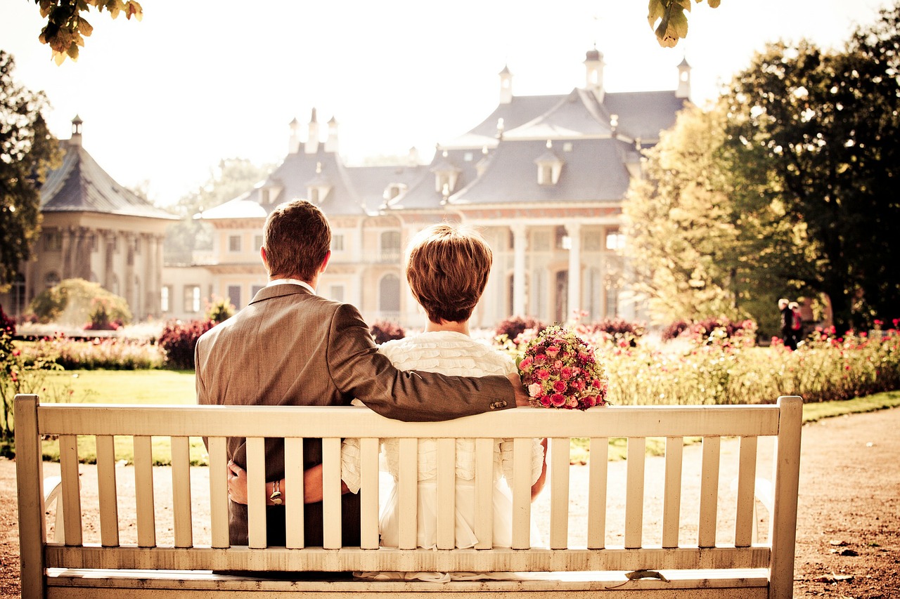 małżeństwo siedzące na ławce
